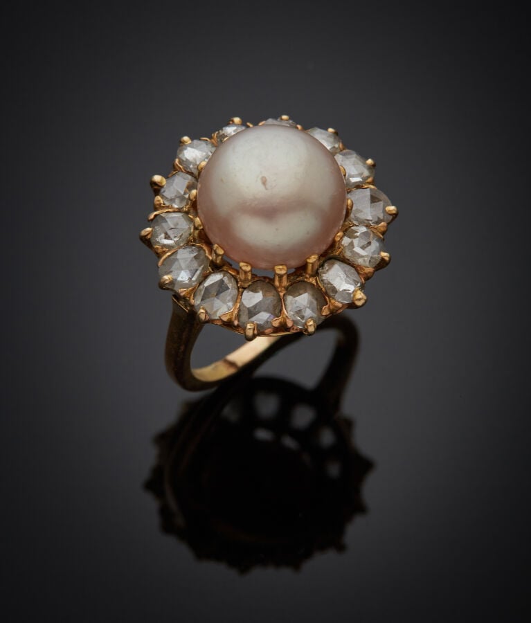 BAGUE "marguerite" en or jaune (750‰) orné d'un perle (non testée) de forme bou…