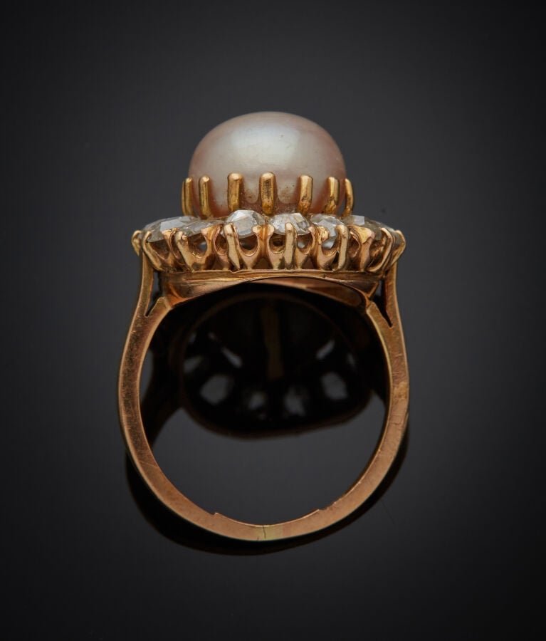 BAGUE "marguerite" en or jaune (750‰) orné d'un perle (non testée) de forme bou…