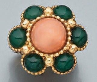 BAGUE «marguerite» en or jaune ciselé et perlé serti d'un cabochon de corail entouré de six calcédoines vertes cabochon
