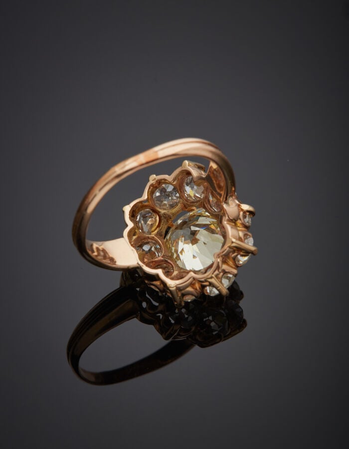BAGUE "marguerite" en or rose (585‰) 14 carats, serti d'un diamant taille couss…