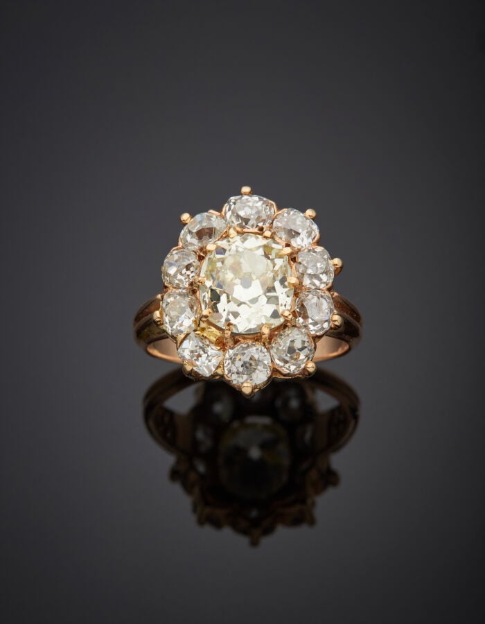 BAGUE "marguerite" en or rose (585‰) 14 carats, serti d'un diamant taille couss…