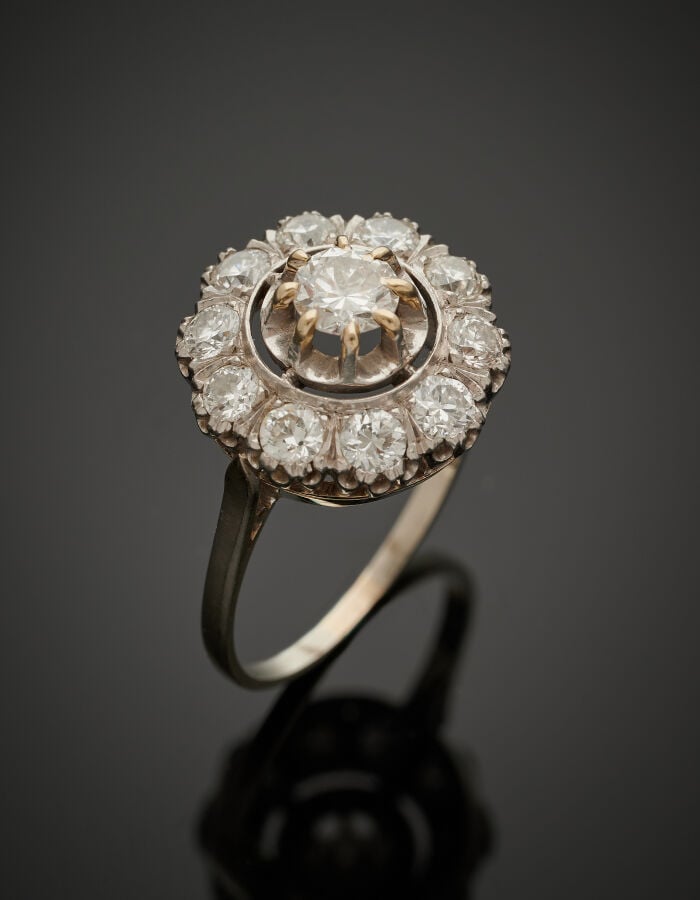 BAGUE "marguerite" en platine (min. 800‰) et or gris (750‰) serti diamants tail…