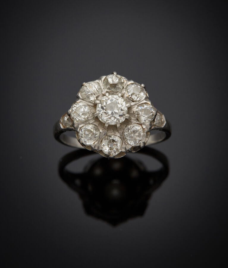 BAGUE "marguerite" en platine (min. 800‰) sertie de diamants taille ancienne, d…