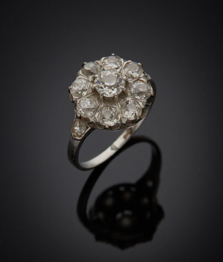BAGUE "marguerite" en platine (min. 800‰) sertie de diamants taille ancienne, d…