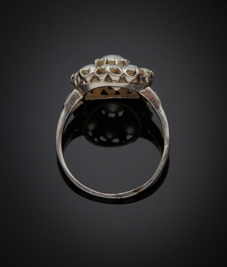 BAGUE "marguerite" en platine (min. 800‰) sertie de diamants taille ancienne, d…