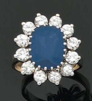 BAGUE marguerite en platine serti d'un saphir de forme coussin entouré de diamants taille brillan