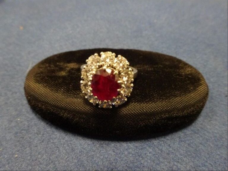 BAGUE "marguerite" en platine sertie d'un rubis entouré de diamant