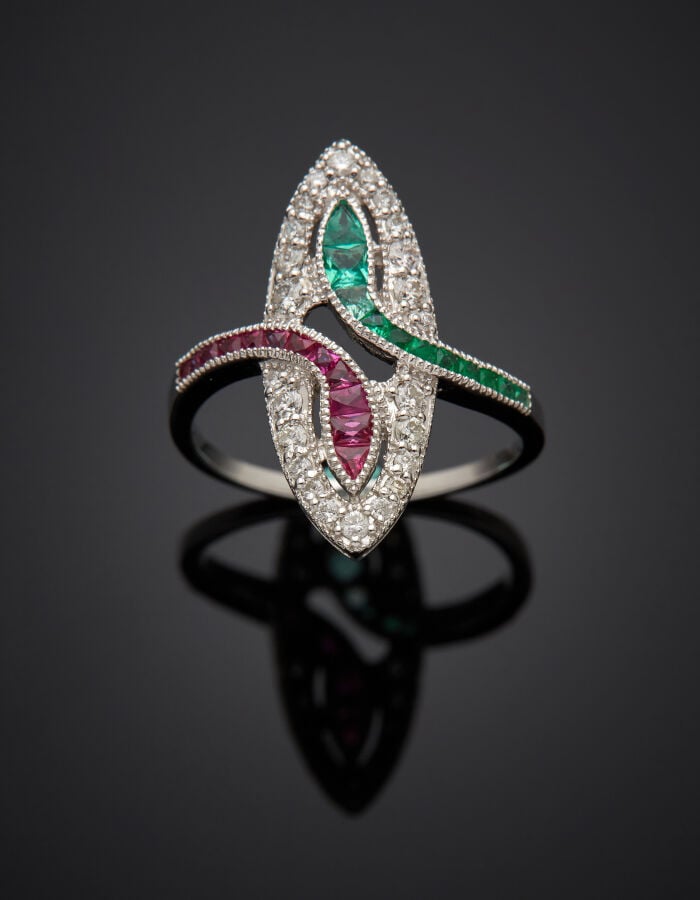 BAGUE "marquise deux serpents" en or gris (750‰) ajouré, serti de deux aligneme…