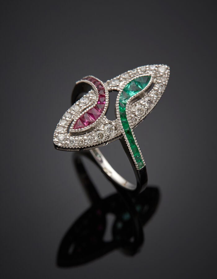 BAGUE "marquise deux serpents" en or gris (750‰) ajouré, serti de deux aligneme…