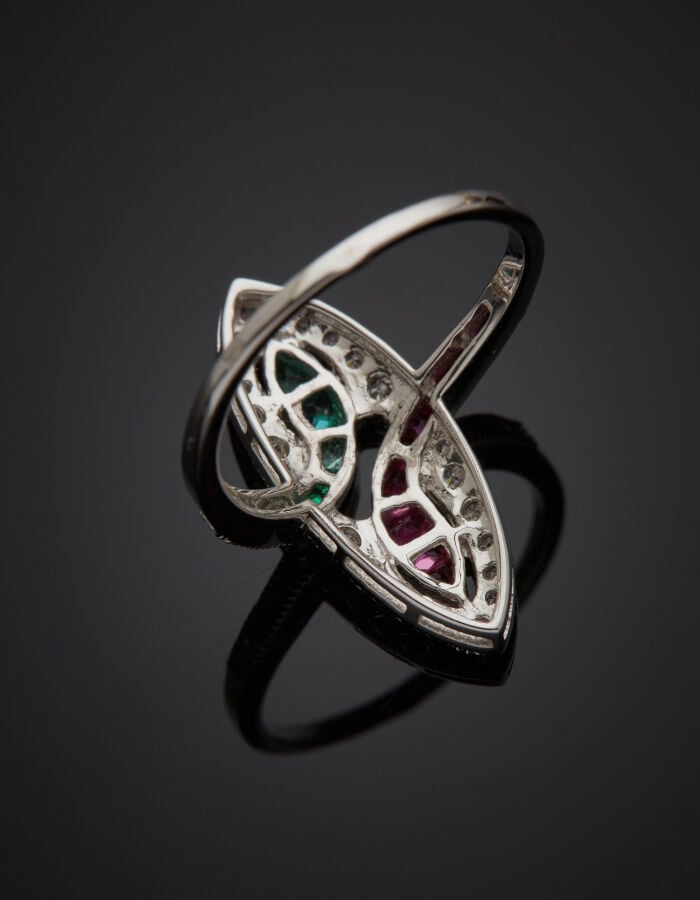BAGUE "marquise deux serpents" en or gris (750‰) ajouré, serti de deux aligneme…