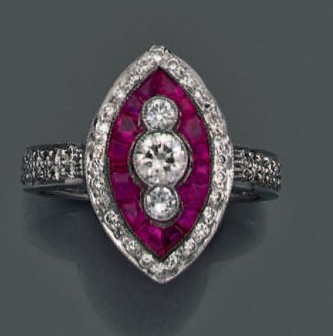 BAGUE «marquise» en or gris (750 millièmes) serti de diamants taille brillant et rubis calibré