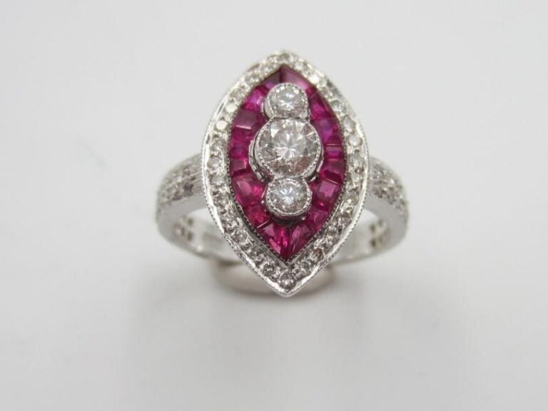 BAGUE «marquise» en or gris (750 millièmes) serti de diamants taille brillant et rubis calibré