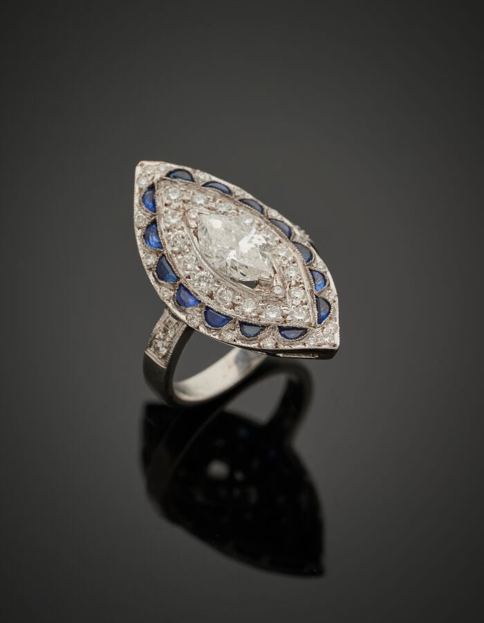 BAGUE "marquise" en or gris (750‰) serti d'un diamant taille navette entouré de…