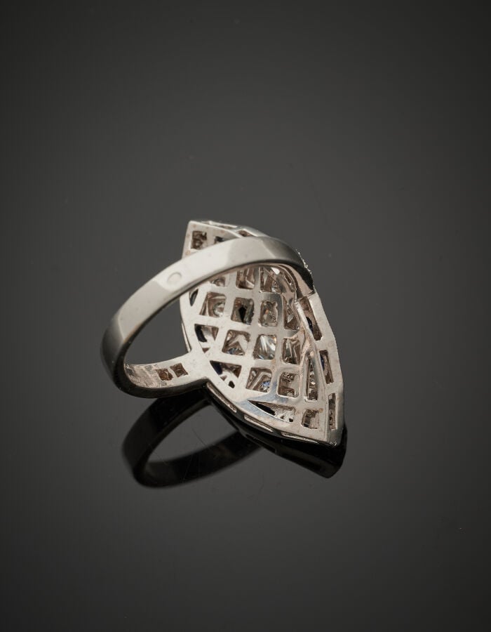 BAGUE "marquise" en or gris (750‰) serti d'un diamant taille navette entouré de…