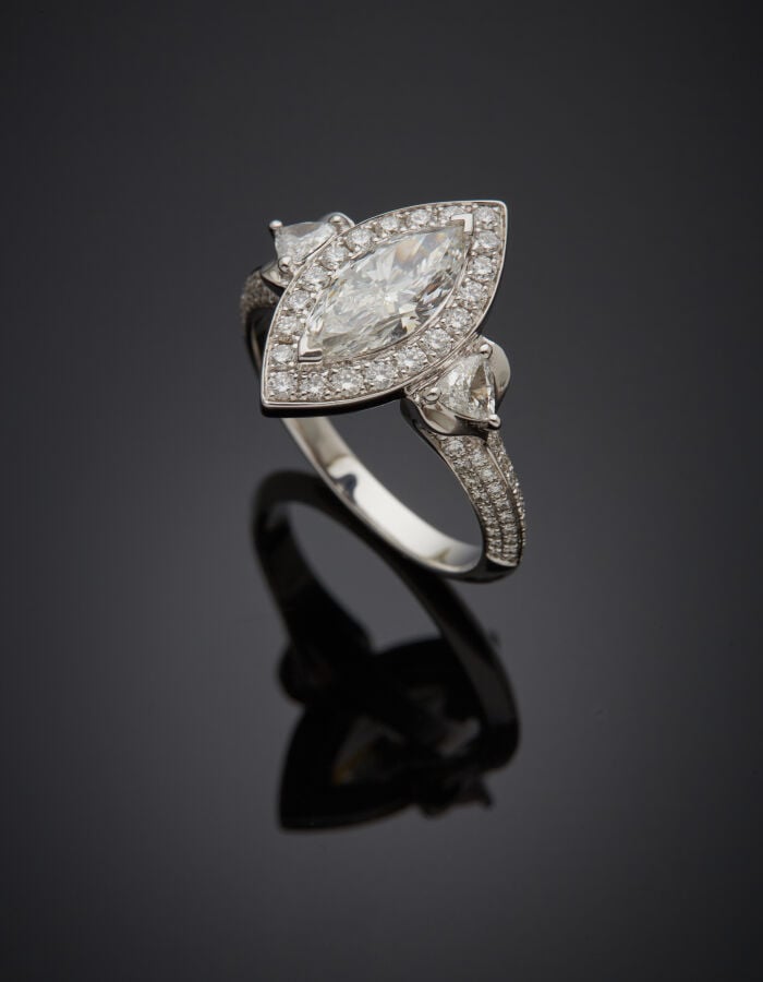 BAGUE "marquise" en or gris (750‰) serti d'un diamant taille navette pesant 1,0…