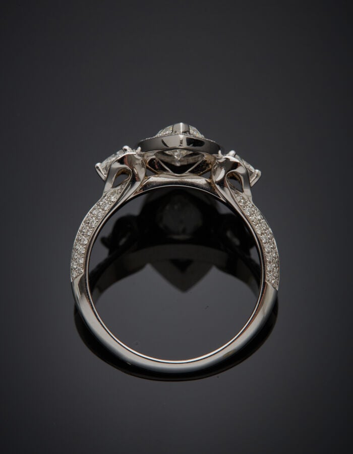 BAGUE "marquise" en or gris (750‰) serti d'un diamant taille navette pesant 1,0…