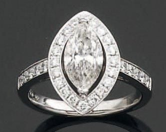 BAGUE « marquise » en or gris serti d'un diamant navette entouré de diamants taille brillan