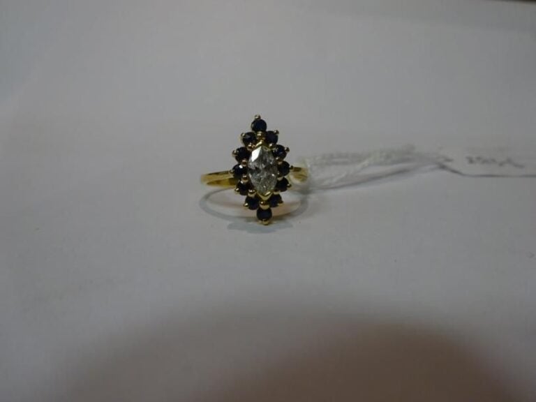 Bague "marquise "en or jaune 18k (750°/00) sertie d'un diamant taille navette, en