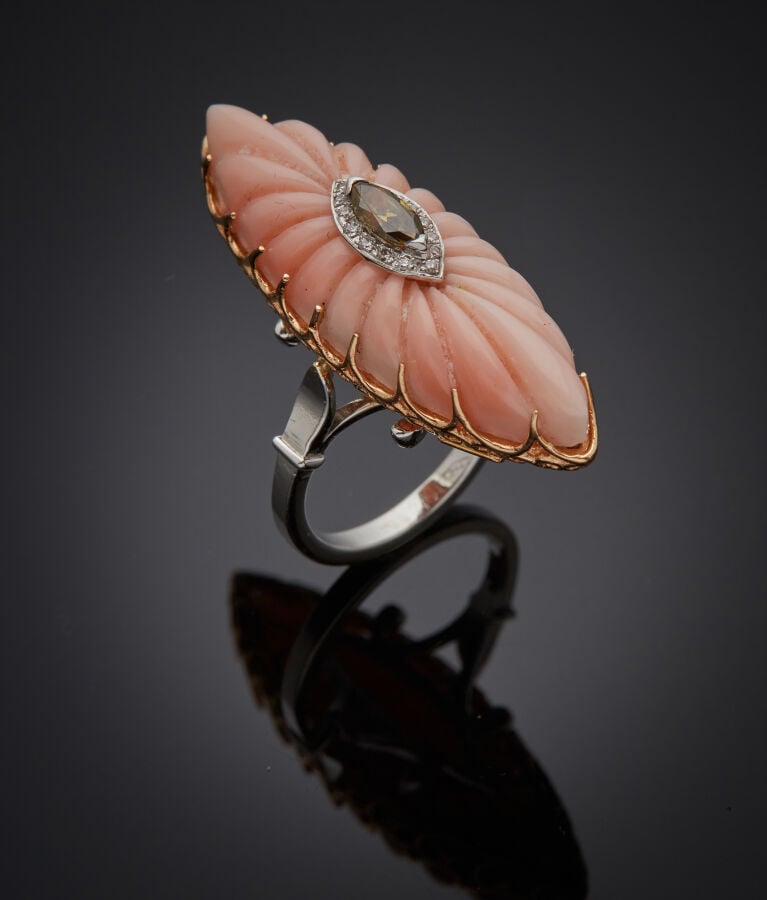 BAGUE "marquise" en or jaune (750‰) et or gris (750‰) serti d'un diamant brun t…