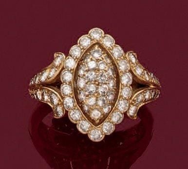 BAGUE «marquise» en or jaune (750 millièmes) ajouré à motifs de volutes, pavée de diamant