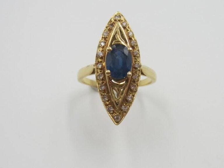 BAGUE «marquise» en or jaune (750 millièmes) ajouré, serti d'un saphir de forme ovale entouré de petits diamant