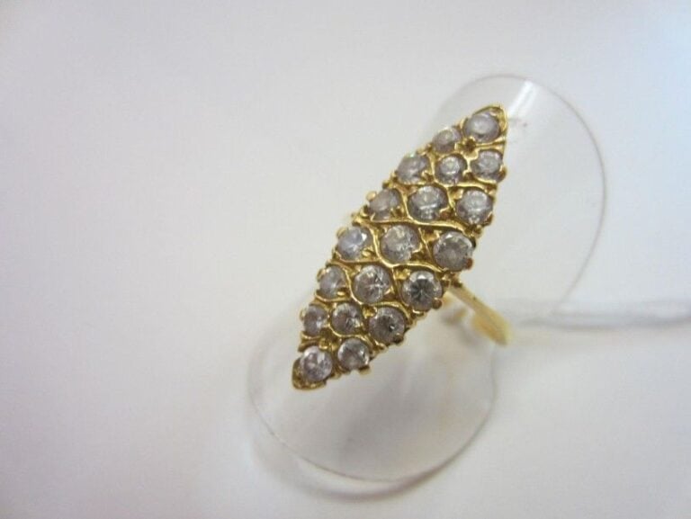 BAGUE «marquise» en or jaune (750 millièmes) ciselé pavée de pierres blanche
