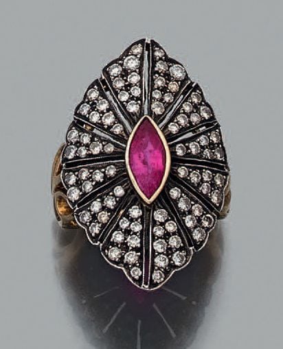 BAGUE «marquise» en or jaune (750 millièmes) et argent (mi