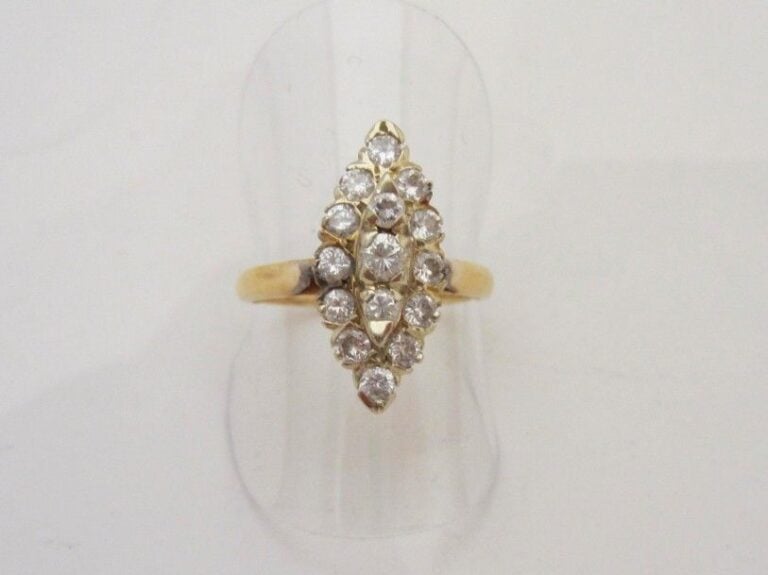 BAGUE marquise en or jaune (750 millièmes) serti de diamants taille brillan