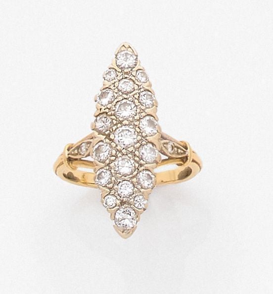 •BAGUE «marquise» en or jaune et or gris (750‰) pavé de diamants taille brillan