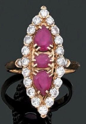 BAGUE «marquise» en or jaune serti de diamants taille brillant et rubis ovale et poire