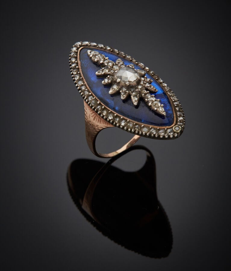 BAGUE "marquise" en or rose (375‰) 9 carats et argent (min. 800‰) orné d'émail…