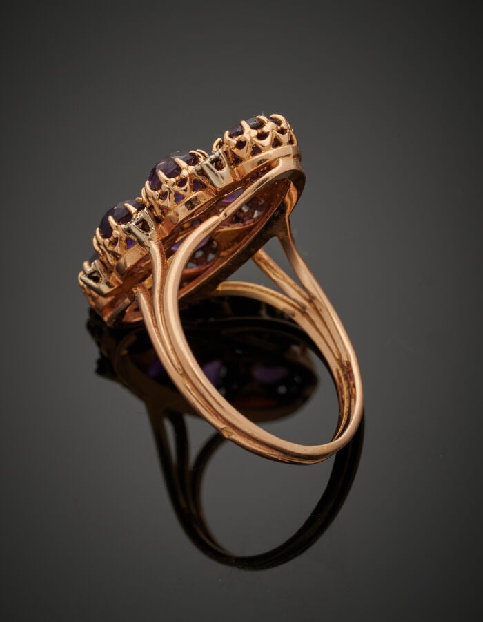 BAGUE "marquise" en or rose (750‰) ajouré, serti de six améthystes rondes et pe…