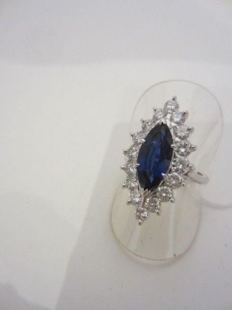BAGUE «marquise» en platine (950 millièmes) et or gris (750 millièmes) serti d’un saphir de forme navette entouré de diamants taille brillant