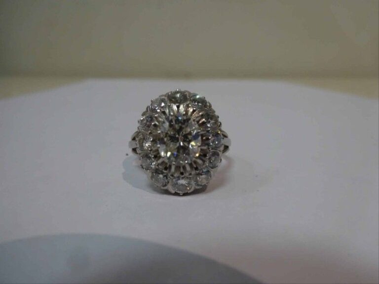 Bague "marquise" en platine (950°/00) sertie d'un diamant de taille ovale brillant, en