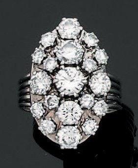 BAGUE «marquise» en platine et or gris surmontée de 19 diamants taille brillant, dont certains plus important