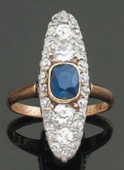 BAGUE « marquise » en platine et or jaune serti d'un saphir de forme coussin et d'un pavage de diamants taille ancienn
