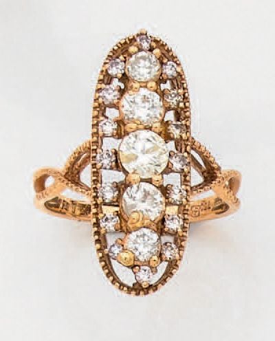 BAGUE «marquise» ovale en or rose (750 millièmes) ajouré et ciselé, serti de diamants taille brillant dont cinq, au centre, plus important
