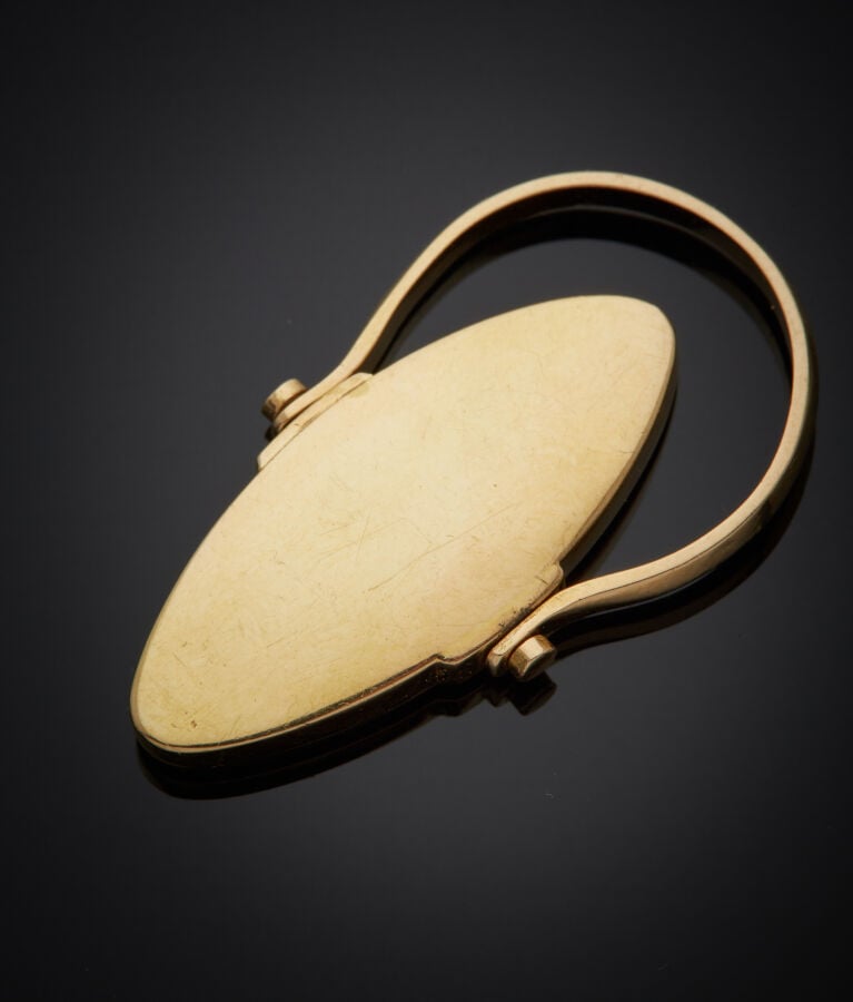 BAGUE "marquise" pivotante en or jaune (750‰) orné d'une miniature peinte, sous…