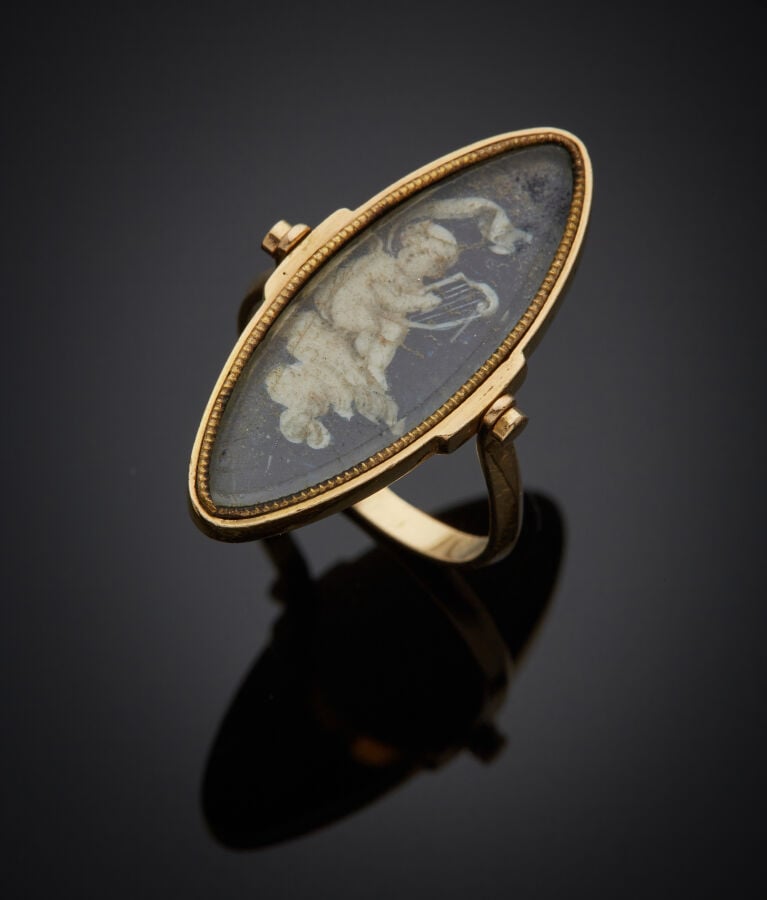 BAGUE "marquise" pivotante en or jaune (750‰) orné d'une miniature peinte, sous…