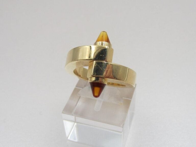 BAGUE «Menotte» en or jaune (750 millièmes) serti de deux citrines cabocho