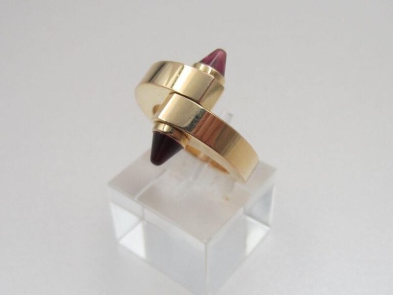 BAGUE «Menotte» en or jaune (750 millièmes) serti de deux tourmalines roses cabocho