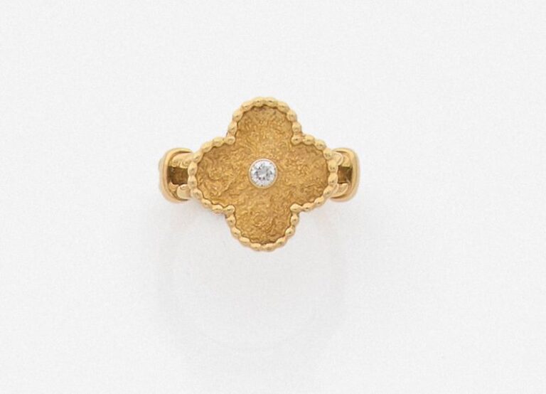 BAGUE, modèle «Alhambra», en or jaune (750 millièmes) ajouré, amati, perlé et torsadé, centré d'un diamant taille brillan