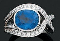 BAGUE modèle «Ava» en or gris ajouré serti d'un saphir central de forme coussin souligné de diamants taille brillan