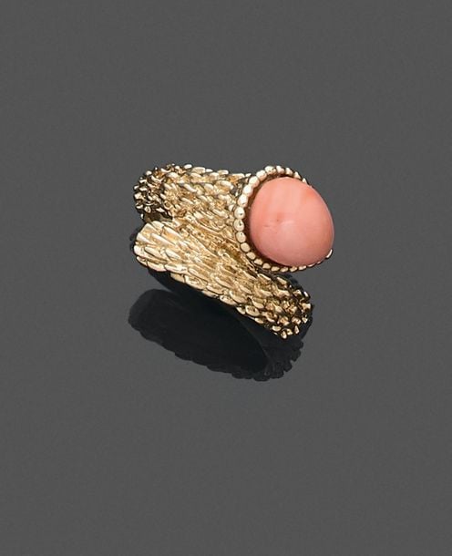 •BAGUE modèle «Serpent Bohème» en or jaune (750‰) orné d'un corail cabochon de forme poir