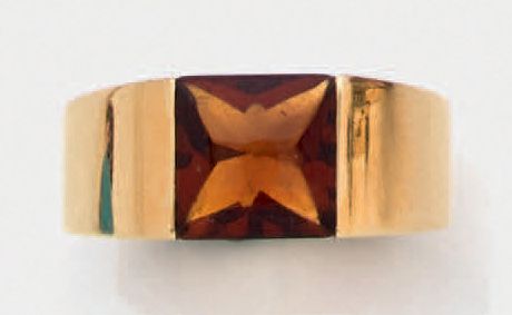 BAGUE modèle «Tank», en or jaune (750 millièmes) poli, serti d'une citrine carrée et suifé