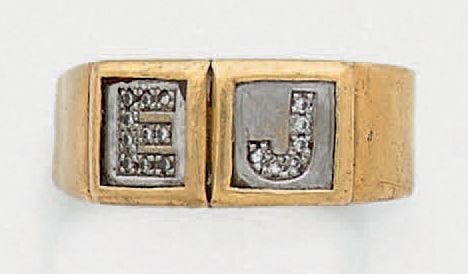 BAGUE «monogramme» en or jaune et or gris (750 millièmes), partiellement serti de petits diamants formant les lettres «EJ