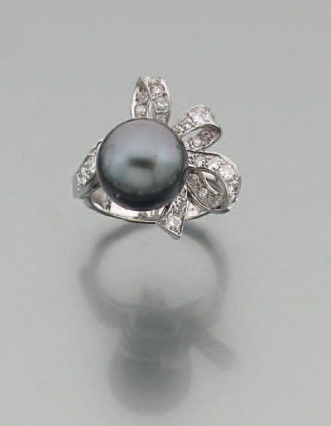 BAGUE « noeud » en or gris 14 ct serti de diamants 8/8 et d'une perle de Tahiti gris
