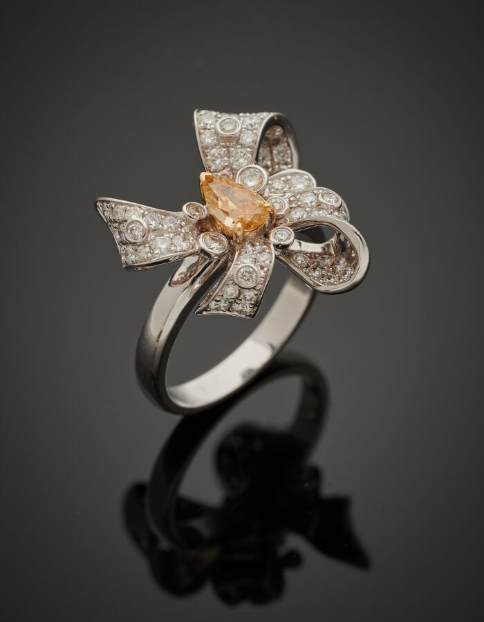 BAGUE "noeud" en or gris (750‰) serti de diamants taille brillant et un diamant…