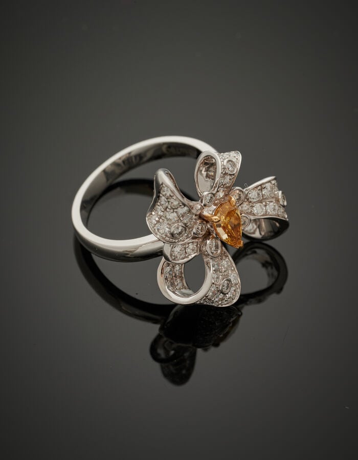 BAGUE "noeud" en or gris (750‰) serti de diamants taille brillant et un diamant…
