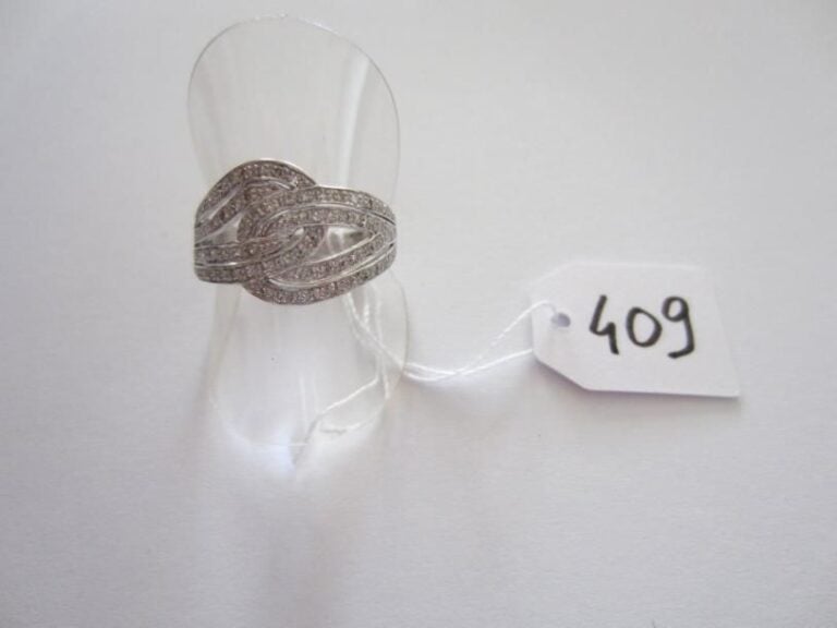 BAGUE «noeud» en or gris ajouré serti d'alignements de diamants 8/